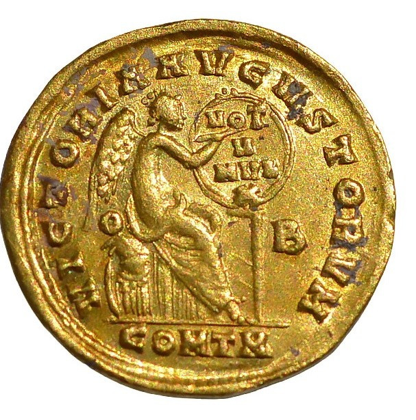 تحت مجمع السوق، عثر علماء الآثار أيضًا على مواد تعود إلى أواخر القرن الأول الميلادي، منها 19 أمفورة، بالإضافة إلى 23 أمفورة اكتُشفت عام 2024. دُفنت هذه الأواني تحت الأرض لتشكيل نظام تصريف وتثبيت أسفل حجرة طويلة وضيقة مدعومة بأعمدة حجرية. الصورة: مؤسسة أكويليا/فيسبوك. cooo-8.jpg