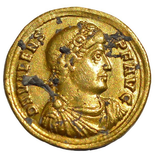 يبدو أن العملات المعدنية خُبئت في أوقات الخطر ولم تُستعاد قط. يُبرز اكتشافها ارتباط أكويليا بالإمبراطورية الرومانية وأهميتها في أواخر العصر الروماني. الصورة: مؤسسة أكويليا/فيسبوك. cooo-7.jpg