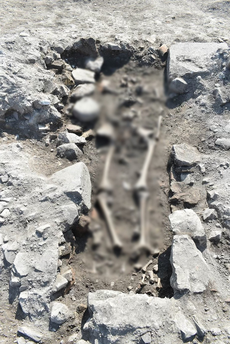 بعد تدمير السوق، استمر استخدام المنطقة. كشفت الحفريات عن منازل صغيرة مزودة بمدافئ وورش عمل وطريق مُشيّد على الطريق السابق. كما عُثر على عدة قبور خالية من مدافن، وتخضع حاليًا للتأريخ بالكربون المشع (C14) أملًا في كشف المزيد من الأسرار حول تاريخ أكويليا. الصورة: مؤسسة أكويليا/فيسبوك. cooo-6.jpg