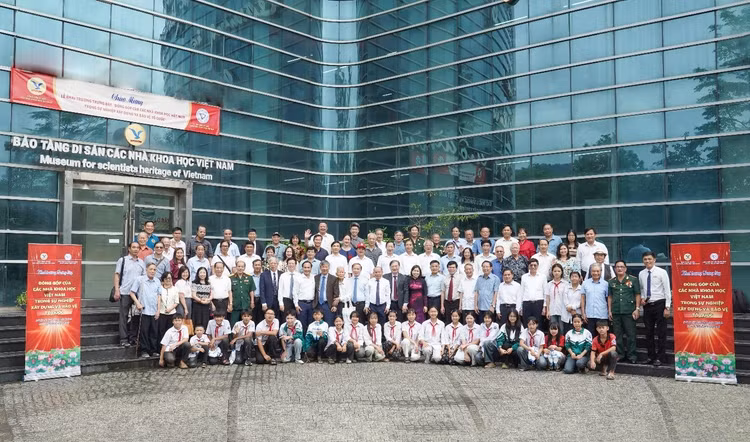 Các đại biểu chụp ảnh lưu niệm trước cửa tòa nhà Quyển sách