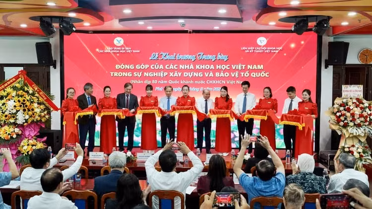 Các đại biểu cắt băng khai trương Trưng bày