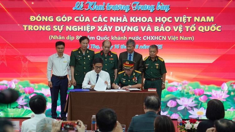 Đại tá, Giáo sư, Tiến sĩ Nguyễn Cảnh Toàn và MEDDOM ký kết tiếp nhận tài liệu