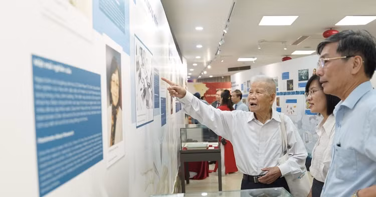 Giáo sư Đặng Huy Huỳnh (nay đã 94 tuổi) giới thiệu cho mọi người về những công trình của Giáo sư được trưng bày tại buổi Lễ