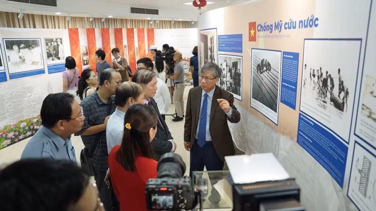 Giáo sư, Tiến sĩ, Anh hùng Lao động Nguyễn Anh Trí giới thiệu cho đại biểu tại không gian Trưng bày