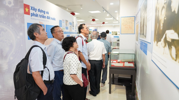 Các đại biểu tham quan không gian trưng bày