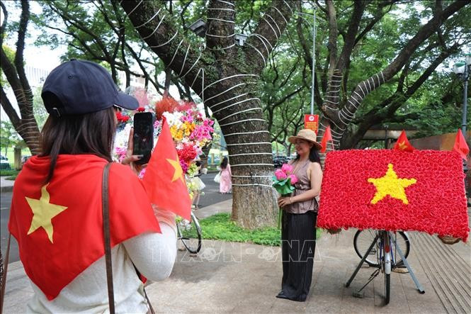 Người dân Đắk Lắk rộn ràng trong không khí chào mừng Kỷ niệm 80 năm Cách mạng tháng Tám và Quốc khánh 2/9. Ảnh: Nguyên Dung/TTXVN