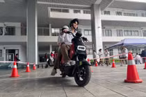 Học sinh Hà Nội thích thú lái thử xe máy điện VinFast, góp phần lan tỏa lối sống xanh