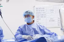 Đang nằm cấp cứu, bác sĩ vẫn rời giường bệnh tới phòng can thiệp cứu bệnh nhân “ngàn cân treo sợi tóc”