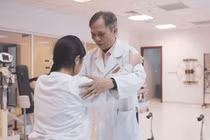 Phép màu y học giữa đời thường: Bác sĩ Vinmec “hồi sinh” đôi chân cho bé gái liệt hoàn toàn