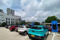 Cận cảnh trạm sạc V-Green khủng tại Cầu Giấy