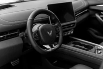 VinFast VF 7: Điểm nổi bật cho người dùng và chuyên gia ô tô