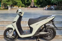 Họa sĩ 40 tuổi “phải lòng” VinFast Feliz: 'Không muốn quay lại xe xăng'