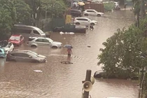 Mưa lớn kéo dài, nhiều tuyến phố Hà Nội ngập như sông