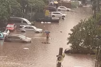 Mưa lớn kéo dài, nhiều tuyến phố Hà Nội ngập như sông