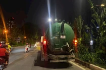 Bắt quả tang đối tượng xả thẳng chất thải bể phốt xuống sông Tô Lịch