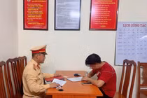 Hà Nội xử phạt nam thanh niên che biển số xe để tránh bị xử lý