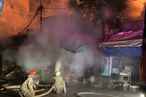 Chợ Xanh ở Hà Nội cháy ngùn ngụt khiến nhiều hộ dân sơ tán