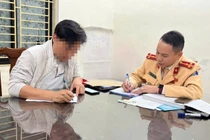 Xử phạt tài xế để trẻ nhỏ ngồi trước vô lăng 