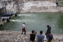 Ngày đầu tiên dẫn nước từ hồ Tây để 'hồi sinh' sông Tô Lịch