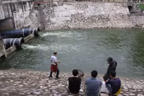 Ngày đầu tiên dẫn nước từ hồ Tây để 'hồi sinh' sông Tô Lịch