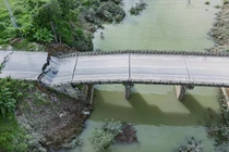 Sụt lún gây đứt gãy đường dẫn lên cầu Tát Luông