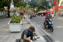 Rào chắn vỉa hè trả lại không gian cho người đi bộ ở phường Kim Liên, Hà Nội
