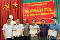 Khen thưởng 3 người cứu phụ nữ đuối nước giữa sông Thạch Hãn