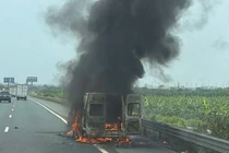 Xe khách bốc cháy dữ dội trên cao tốc Pháp Vân - Cầu Giẽ