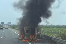 Xe khách bốc cháy dữ dội trên cao tốc Pháp Vân - Cầu Giẽ