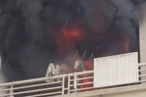 Cháy chung cư ở Hà Nội, khói đen bốc cao cuồn cuộn