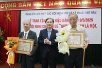 Chủ tịch và Phó Chủ tịch Liên hiệp Hội Việt Nam trao huy hiệu cho các đảng viên.