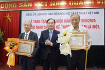 Chủ tịch và Phó Chủ tịch Liên hiệp Hội Việt Nam trao huy hiệu cho các đảng viên.