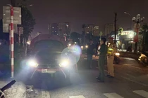 Tìm kiếm tài xế ô tô bốc cháy sau va chạm ở Hà Nội