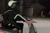 Dùng chân điều khiển xe máy điện, nam sinh ở Hải Phòng bị xử lý