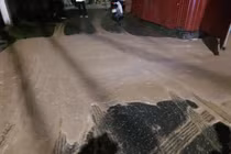 Hiện trường bùn nhão phun trào trong đêm tại ngõ Núi Trúc