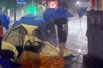 Lý do gia đình căng lều giữa đêm chờ xem lễ diễu binh bị nhắc nhở