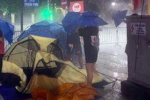 Lý do gia đình căng lều giữa đêm chờ xem lễ diễu binh bị nhắc nhở