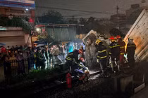 Cố vượt qua đường ngang, xe tải bị tàu hoả tông bẹp rúm