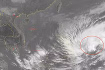 Áp thấp nhiệt đới gần Biển Đông có khả năng mạnh lên thành bão