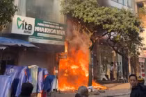 Cháy lớn tại ngôi nhà cao tầng trên phố Hà Nội