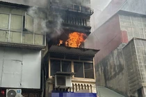 Cháy trên phố Hàng Mã, khói kèm mùi khét bốc ra từ tầng 3