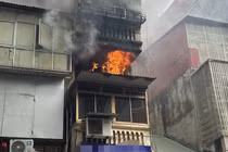 Cháy trên phố Hàng Mã, khói kèm mùi khét bốc ra từ tầng 3