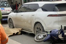 Tạm giữ tài xế ô tô lùi xe khiến 2 người thương vong ở Hà Nội