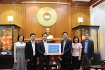 VUSTA trao hơn 162 triệu đồng ủng hộ đồng bào bị thiệt hại do bão, lụt 