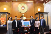 VUSTA trao hơn 162 triệu đồng ủng hộ đồng bào bị thiệt hại do bão, lụt 