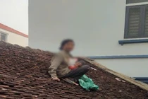 Kịp thời giải cứu một phụ nữ trên nóc nhà dân tại Hà Nội