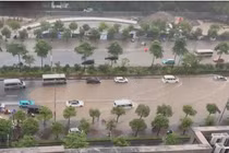 Khu vực đường Trần Hưng Đạo (quận Hoàn Kiếm) ngập nặng, nước ngập lút bánh xe.