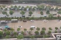 Khu vực đường Trần Hưng Đạo (quận Hoàn Kiếm) ngập nặng, nước ngập lút bánh xe.