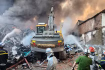 Cháy lớn nhà xưởng ở Hà Nội, 1 chiến sĩ cảnh sát bị thương