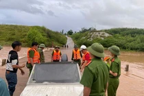 Phá rào chắn để vượt ngầm tràn ở Lạng Sơn, 2 người bị lũ cuốn trôi